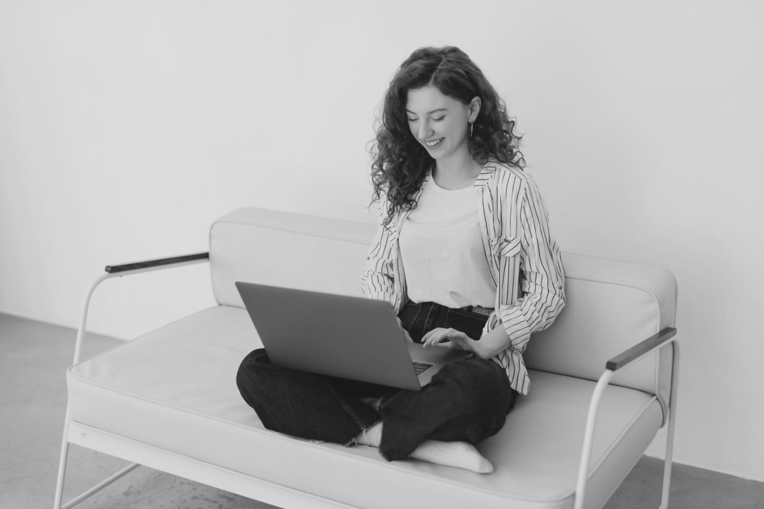 Professionelle Finanzberatung bei tavrenquora mit modernen Arbeitsplätzen und Analysegeräten