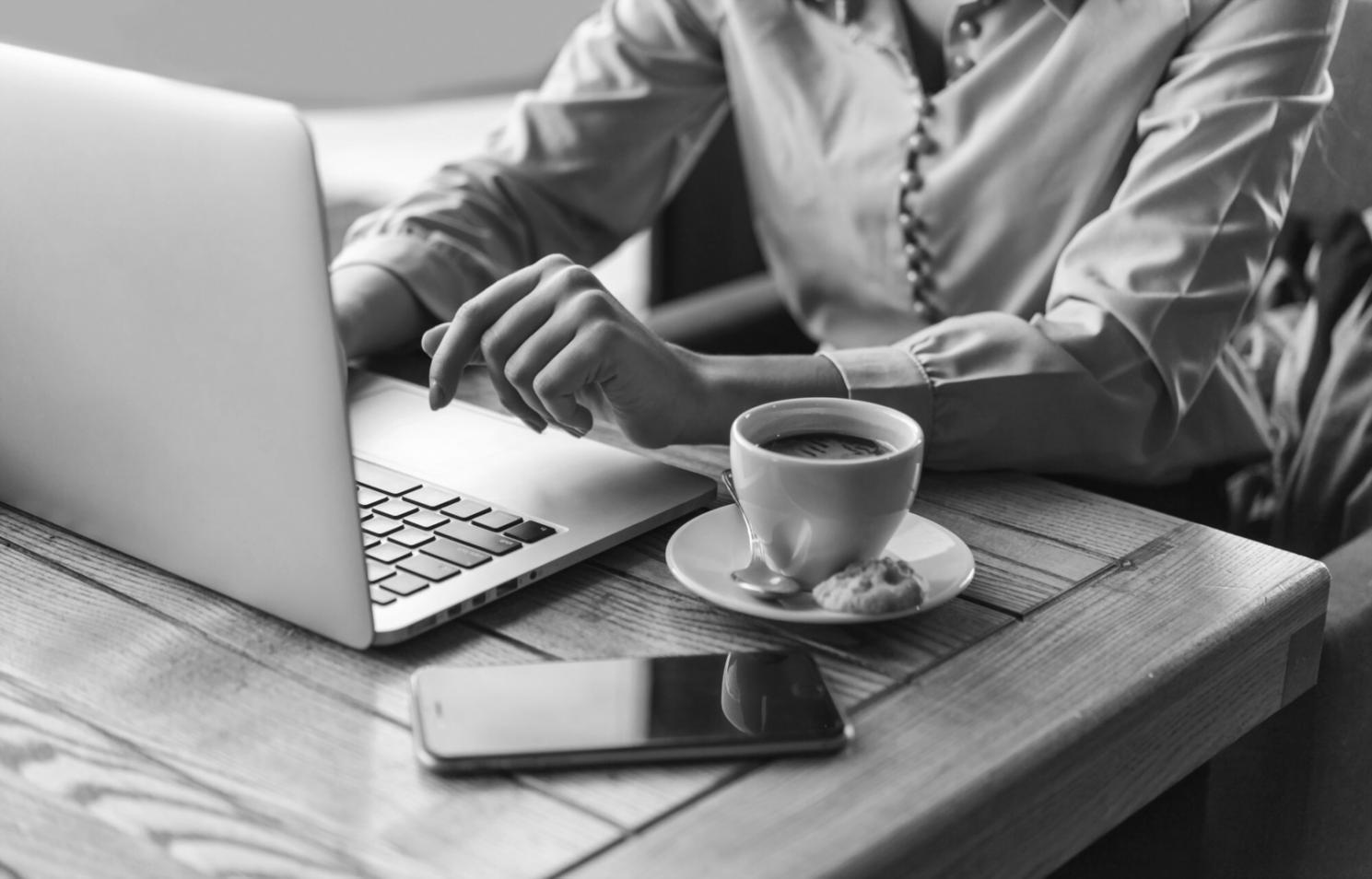 Finanzanalyst arbeitet mit komplexen Datenvisualisierungen am Computer